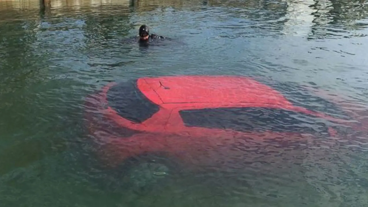 Mobil Nyemplung ke Teluk Gara-gara GPS. Kredit: Andrea Vincze via ABC News
