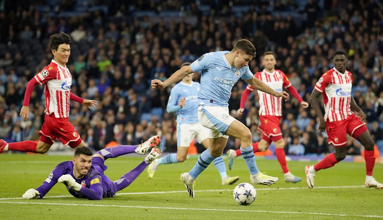 Striker Manchester City, Julian Alvarez berhasil melewati kiper Red Star Belgrade, Omri Glazer untuk mencetak gol penyeimbang 1-1 pada laga matchday pertama Grup G Liga Champions 2023/2024 di Etihad Stadium, Manchester, Rabu (20/9/2023) dini hari WIB. (AP Photo/Dave Thompson)