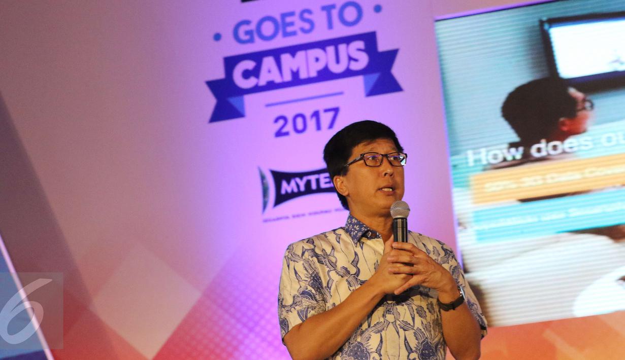 Wakil Direktur Utama Emtek, Sutanto Hartono,menjelaskan konten televisi yang ada di Emtek saat Emtek Goes to Campus (EGTC) 2017 di Malang, Jawa Timur, Rabu (3/5). (Liputan6.com/Helmi Afandi)