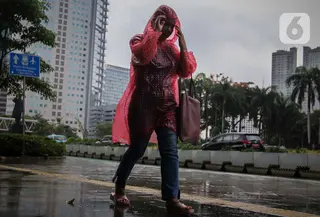 Badan Meteorologi, Klimatologi, dan Geofisika (BMKG) memprediksi cuaca ekstrem berupa hujan disertai petir terjadi selama sepekan ke depan di Jabodetabek. (Liputan6.com/Angga Yuniar)
