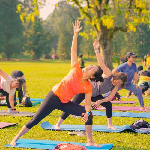 Serunya Olahraga Yoga dengan Pemandangan Kebun Raya Bogor - Lifestyle Fimela.com