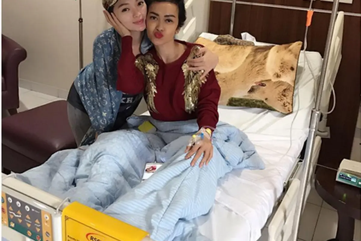 [Bintang] Julia Perez dan Zaskia Gotik