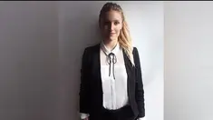 Wanita ini, memesan pakaian dalam jumlah yang banyak dengan model yang sama yakni hem putih dengan tali pita di bagian kerah, celana hitam polos dan juga blazer berwarna hitam.