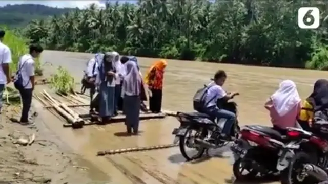 Siswa di Polewali Mandar Seberangi Sungai dengan Rakit demi Pergi Bersekolah
