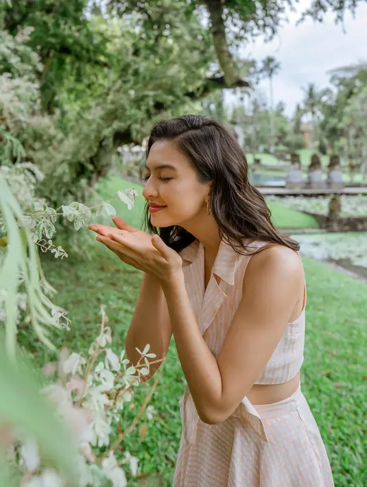 "Karena awal tahun ini juga aku kayak banyak banget travelling, banyak banget makan junk food untuk emosional eating karena sering sendiri, syuting di Amerika ini itu, ujung-ujungnya badan aku melar banget," kata Raline Shah. (Instagram/ralineshah)