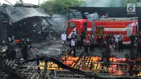 Suasana pabrik kembang api yang meledak dan terbakar di Komplek Pergudangan 99, Jalan Raya Salembaran, Cengklong, Kosambi, Kab Tangerang, Banten (26/10). Dikabarkan sekitar 47 orang tewas dan 46 luka-luka akibat kejadian tersebut. (Liputan6.com/Pool)