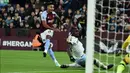 West Ham United semakin bersemangat untuk mencetak gol penyama kedudukan. Akan tetapi misi itu justru tak membuahkan hasil karena Aston Villa justru malah memperbesar keunggulan pada menit ke-74 lewat tendangan keras kaki kiri Ollie Watkins. (AP Photo/Rui Viera)
