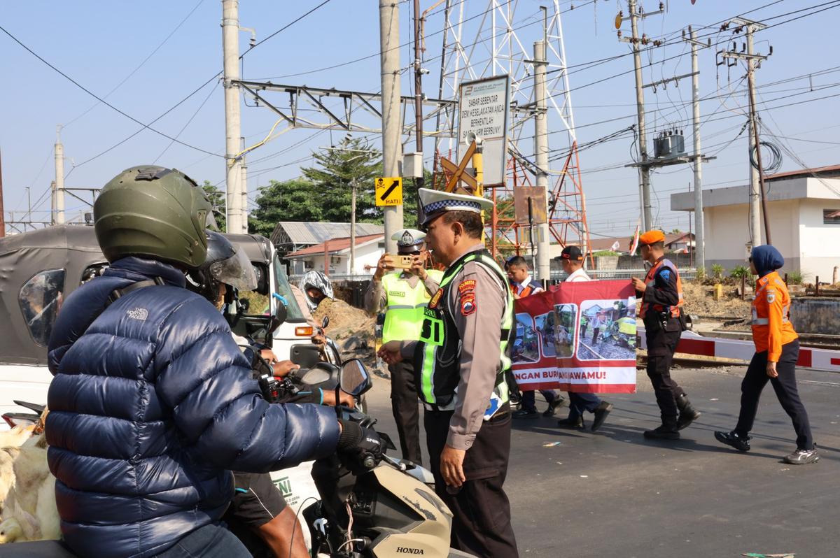 Petugas KAI dan polisi sidak perlintasan sebidang usai KA Malabar kecelakaan di Klaten.