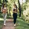Dua orang perempuan sedang berolahraga dengan berjalan kaki di taman (Foto Dok: Freepik/senivpetro).