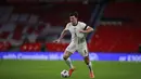 Bek Inggris, Harry Maguire mengontrol bola saat bertanding melawan Islandia pada pertandingan UEFA Nations League di stadion Wembley, London (18/11/2020). Inggris hanya finis di posisi ketiga klasemen akkhir Grup 2 Liga A dengan perolehan 10 poin. (AP Photo/Ian Walton, Pool)