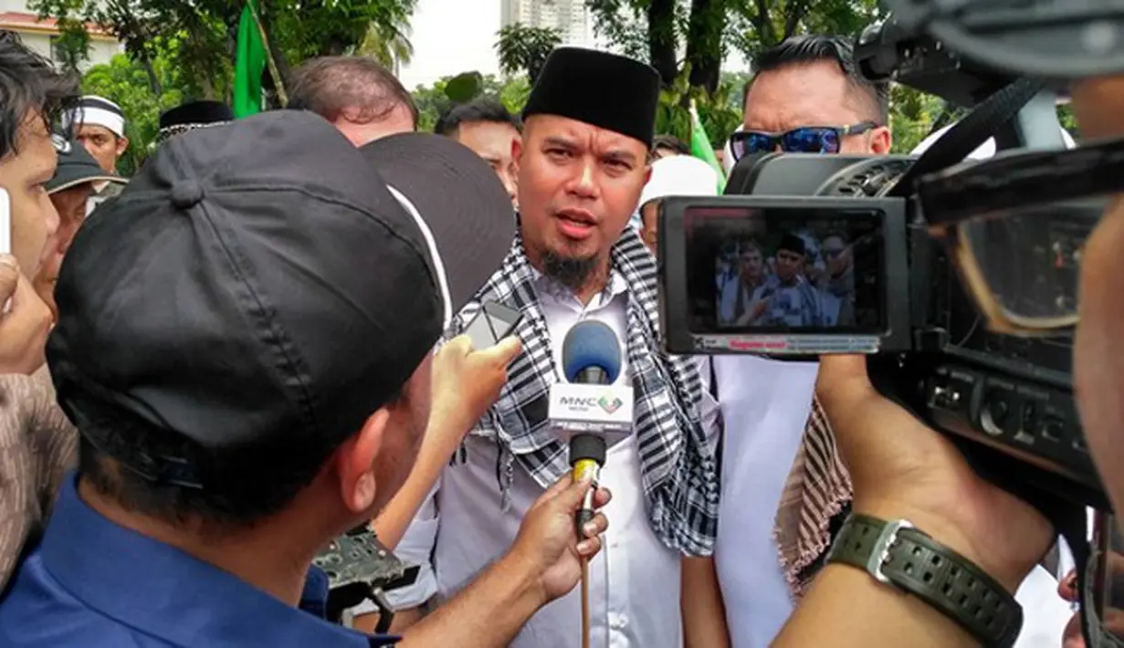 Musisi Ahmad Dhani terlihat ikut melakukan demonstarasi pada Jumat, 4 November 2016. Dhani bersama organisasi-organisasi Islam lain dari berbagai daerah ingin mendesak pemerintah menuntaskan kasus Ahok. (Instagram/ahmaddhaniprast)