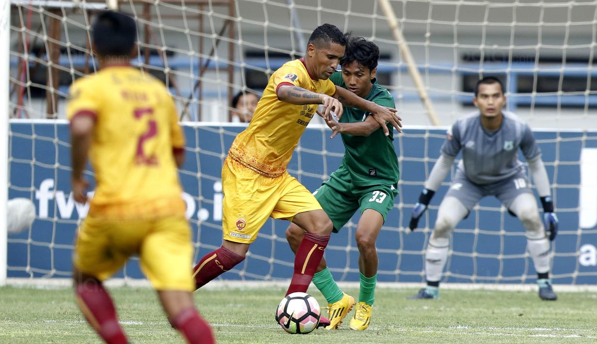 Striker Sriwijaya FC, Alberto Goncalves, berebut bola dengan bek PSMS, Amarzukih, pada laga Piala Presiden di Stadion GBLA, Bandung, Jumat (26/1/2018). Skor babak pertama 0-0. (Bola.com/M Iqbal Ichsan)