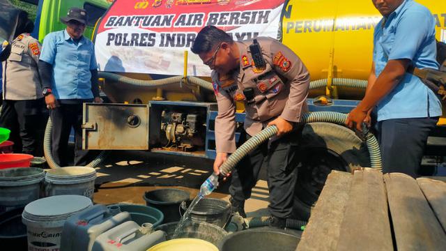Warga Sulit Air Bersih,  Polisi Bantu 46000 Liter Untuk Bantu Ribuan Warga