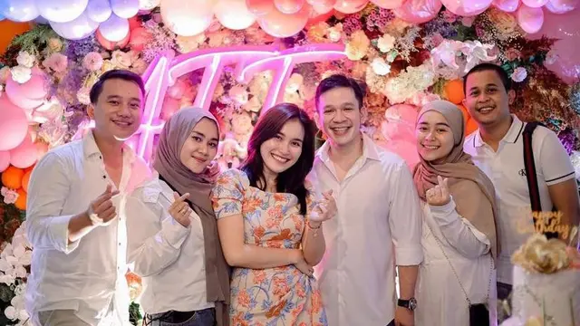 Dapat Kejutan dari Jordi Onsu, Intip 7 Gaya Ayu Ting Ting Berbalut Dress Floral Rayakan Ulang Tahun ke-30