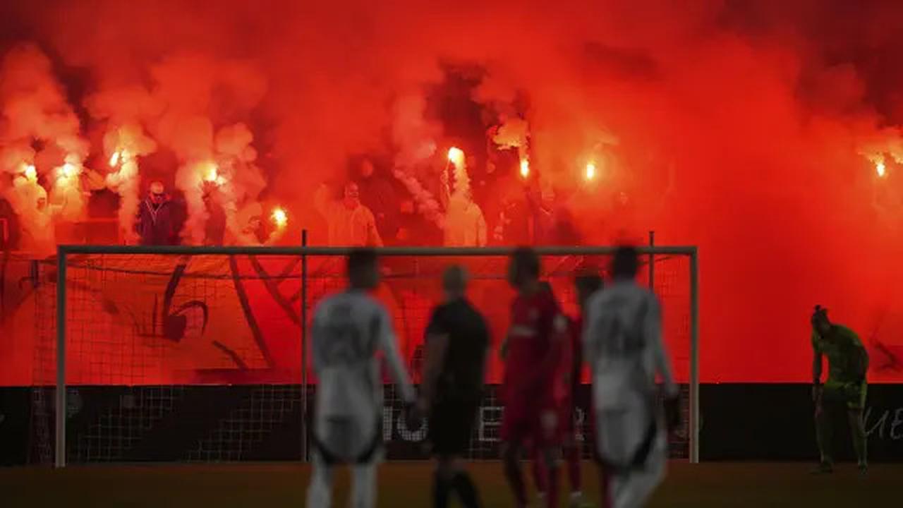 Foto: Pyro Show Menakjubkan dari Fans FC Twente di Liga Europa, Mees Hilgers Dkk Lolos ke Fase Selanjutnya