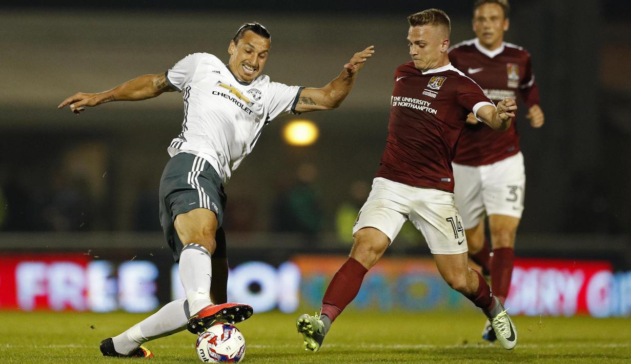 Zlatan Ibrahimovic mencoba melewati pemain Northampton Town pada piala liga Inggris di Sixfields Stadium, (22/9/2016) dini hari WIB. (Action Images via Reuters/John Sibley)