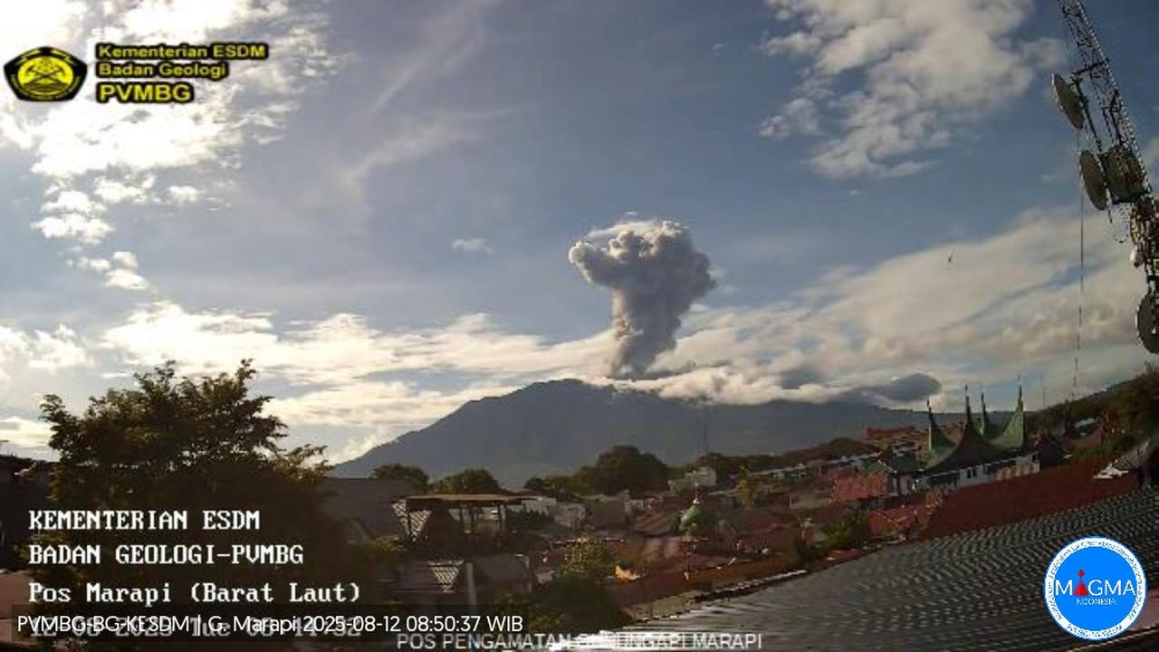 Gunung Marapi Sumbar Erupsi, Warga Agam Terdampak Abu Vulkanik hingga Ganggu Penglihatan