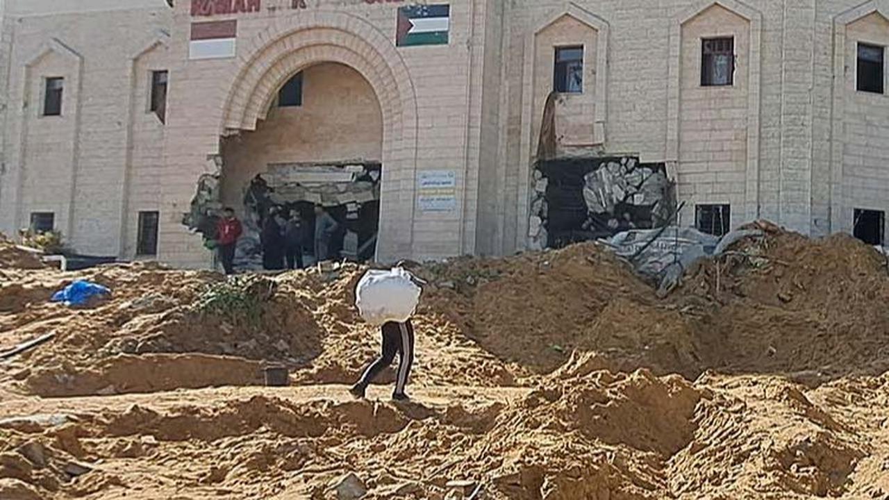 Pejabat Kementerian Kesehatan di Gaza, Munir al-Bursh mengatakan kepada Al Jazeera pada Sabtu (25/11): “Kami terkejut dan ngeri melihat pemandangan yang ditinggalkan oleh pasukan Israel di Rumah Sakit Indonesia.”<br>