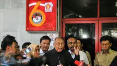 Anggota Majelis Kehormatan DPP Partai Gerindra Permadi memberikan keterangan seusai sidang etik terhadap kadernya yakni Mohammad Sanusi di Jakarta, Senin (4/4). Sanusi ditangkap KPK  terkait dugaan suap PT. Agung Podomoro Land. (Liputan6.com/Yoppy Renato)