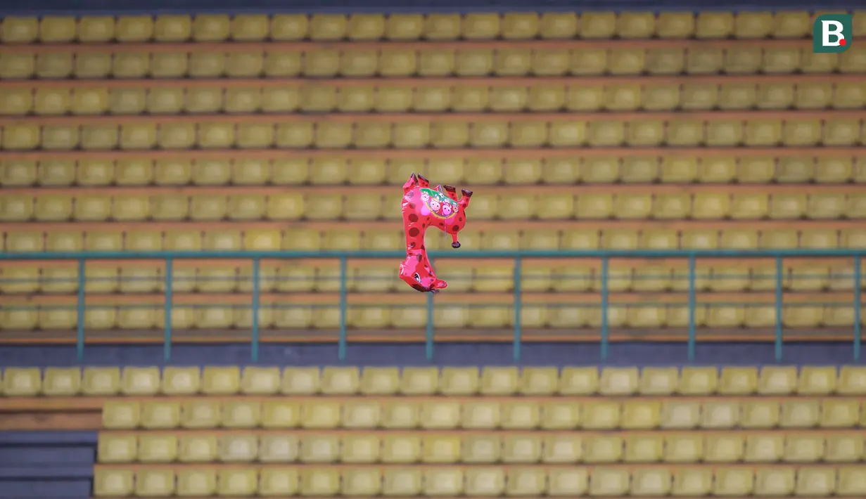 Balon berbentuk jerapah terbang di dalam lapangan pada laga perebutan juara ketiga Piala AFF U-19 2022 antara Timnas Vietnam U-19 melawan Timnas Thailand U-19 yang berlangsung di Stadion Patriot Candrabhaga, Bekasi (15/07/2022). (Bola.com/Bagaskara Lazuardi)