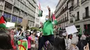 Demonstran saat protes terhadap serangan Israel terhadap warga Palestina di Gaza di Madrid, Spanyol, Sabtu (15/5/2021). (AP Photo/Paul White)