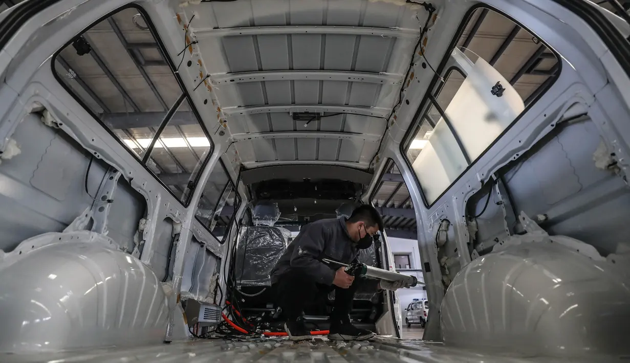Pekerja merakit ambulans di basis manufaktur milik perusahaan Brilliance Auto di Shenyang, China, 3 Februari 2020. Gelombang pertama produksi sebanyak 10 ambulans bertekanan negatif akan rampung pada 5 Februari dan langsung digunakan untuk memerangi epidemi coronavirus baru. (Xinhua/Pan Yulong)