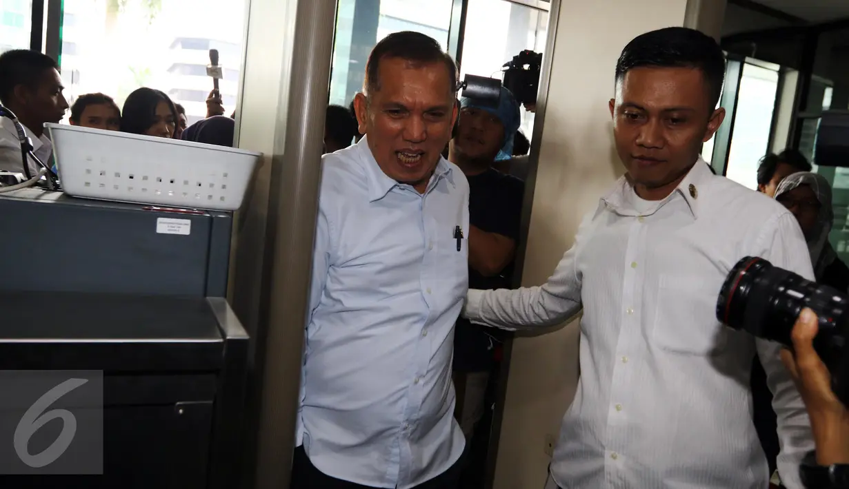 Chairuman Harahap memasuki gedung KPK guna menjalani pemeriksaan terkait kasus dugaan korupsi pengadaan KTP Elektronik tahun 2011-2012, Jakarta, Selasa (11/10). (Liputan6.com/Helmi Affandi)
