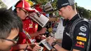 Pembalap Tim Red Bull, Max Verstappen memberikan tanda tangan kepada fans sesaat sebelum latihan bebas Formula 1 (F1) GP Australia di Melbourne, Jumat (23/3). Balapan F1 GP Australia 2018 sendiri akan bergulir pada Minggu, 25 Maret besok (AP/Rick Rycroft)