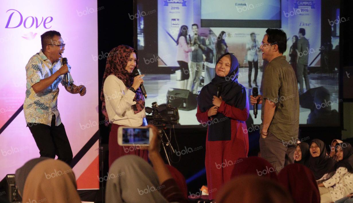 Para pemain sinetron Para Pencari Tuhan berbagi pengalaman dengan peserta Emtek Goes To Campus di Graha Sabha Pramana, UGM, Yogyakarta, 3 November 2016. (Bola.com/Arief Bagus)