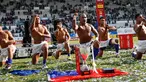 Para pemain Samoa melakukan tarian haka tradisional setelah memenangkan Turnamen Rugby di final melawan tim Fiji di Stade Jean Bouin, Paris, Prancis (15/5/2016). Samoa mengalahkan pemimpin World Series Fiji 29-26. (AFP PHOTO/THOMAS SAMSON)