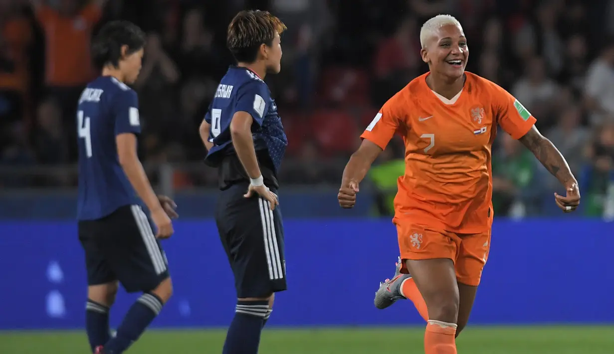 Ekspresi Shanice Van De Sanden penyerang Belanda (kanan) merayakan kemenangan timnya atas Jepang dengan skor 2-1 pada 16 besar Piala Dunia Wanita 2019. ( AFP/Loic Venance  )
