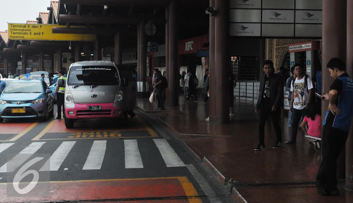 Suasana terminal 2E pasca kebakaran di Bandara Soekarno Hatta, Tangerang, Senin (6/7/2015). Pasca insiden kebakaran pada Minggu (5/6) lalu, jadwal penerbangan mulai normal. (Liputan6.com/Herman Zakharia)