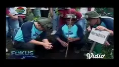 Upaya mengembalikan fungsi hutan yang terbakar beberapa bulan lalu di Gunung Arjuno Pasuruan terus dilakukan warga dan aktivis lingkungan. Mereka menanam ribuan bibit tanaman ditemani Mbah Sadiman peraih Kalpataru dan sejumlah penghargaan lain di bid...