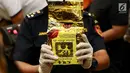 Petugas Bea dan Cukai menunjukkan wujud sabu 1,6 ton yang terbungkus kemasan teh poci di Jakarta Timur, Selasa (27/2). Sabu diangkut kapal MV Min Lian Yu Yun 61870 dari pelabuhan Lian Ziang, Tiongkok, 31 Januari 2018. (Liputan6.com/Immanuel Antonius)