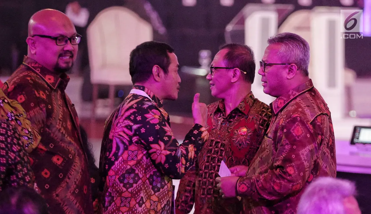 Ketua KPU Arief Budiman berbincang sebelum Debat Capres Cawapres 2019 di Hotel Bidakara, Jakarta, Kamis (17/1). Isu debat perdana mengusung tema hukum, hak asasi manusia, terorisme, dan korupsi. (Liputan6.com/Faizal Fanani)