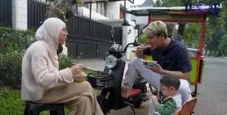 Berikut momen Lesti Kejora dan Rizky Billar keliling komplek menggunakan sepeda listrik. Tidak hanya berdua, pasangan ini juga membawa sang buah hati Babi L. Berikut potretnya. [Youtube/Leslar Entertainment]