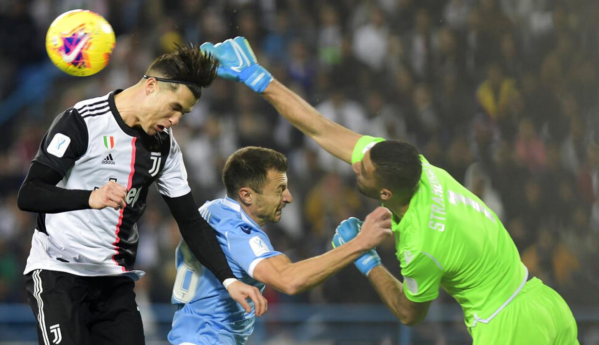 Striker Juventus, Cristiano Ronald, berebut bola dengan kiper Lazio, Thomas Strakosha, pada laga Piala Super Italia 2019 di Stadion King Saud University, Arab Saudi, Minggu (22/12). Lazio menang 3-1 atas Juventus. (AP/Nasser Alharbi)