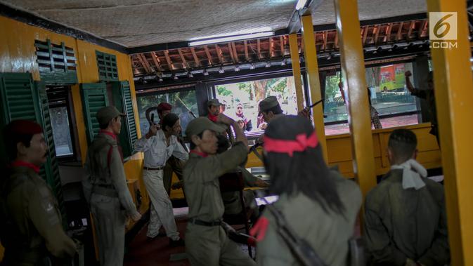 Sejumlah pengunjung melihat dioarama di Monumen Pancasila Sakti, Lubang Buaya, Jakarta, Minggu (1/10). Bertepatan dengan hari Kesaktian Pancasila, mereka melakukan napak tilas peristiwa G30S. (Liputan6.com/Faizal Fanani)