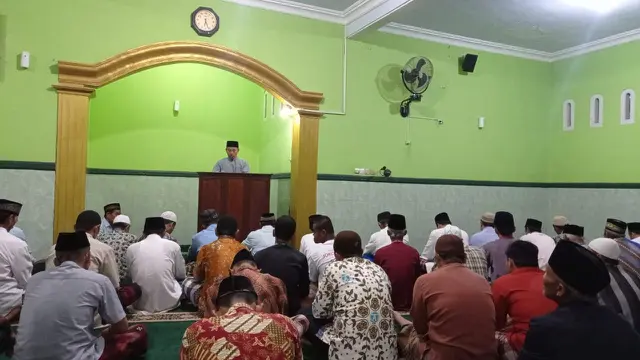 Sholat gerhana bulan di Desa Petambakan, Madukara, Banjarnegara, Jawa Tengah. (Foto: Heni Purwono untuk Liputan6.com)