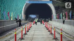 Pekerja menyelesaikan proyek Tunnel 6 kereta cepat Jakarta-Bandung di kawasan Cikalong Wetan, Depok, Purwakarta, Jawa Barat, Rabu (30/3/2022). Kereta cepat Jakarta-Bandung ditargetkan bisa uji operasi pada November 2022. (Liputan6.com/Faizal Fanani)