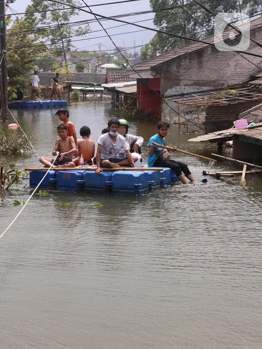 Warga melintas dengan perahu buatan saat banjir melanda perumahan Periuk Damai, Tangerang, Banten, Selasa (22/2/2021). Banjir setinggi 2,5 meter tersebut sudah terjadi selama 4 hari. (Liputan6.com/Angga Yuniar)