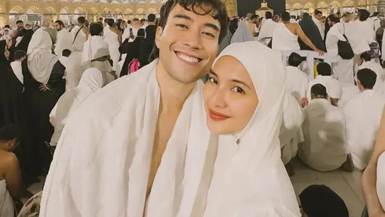 Tampilan Empat Pasutri Selebritis Berfoto Depan Ka'bah dengan Pakaian Serba Putih saat Umrah, Aaliyah Massaid hingga Yura Yunira