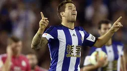 Pemain belakang Real Sociedad, Inigo Martinez, melakukan selebrasi usai mencetak gol ke gawang Real Madrid dalam lanjutan La Liga 2014-2015 di Stadion Anoeta, (1/9/2014). (REUTERS/Vincent West)