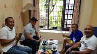 Pelatih Madura United FC yang juga Exco Asosiasi Pelatih Sepakbola Seluruh Indonesia (APSSI), Rahmad Darmawan bersama dan mantan kiper PSMS junior, Soerbakti SH berkunjung ke kediaman Yudo (Ist)