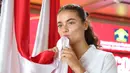 Pesepak bola putri, Felicia Victoria de Zeeuw mencium bendera Merah Putih usai pengambilan sumpah dan janji setia pewarganegaraan Republik Indonesia di Kantor Kementerian Hukum, Jakarta, Selasa (10/6/2025). (Foto: Dokumentasi Kementerian Hukum)