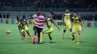 Madura United bermain 2-2 melawan Kedah FA di Suramadu Super Cup yang dimainkan di Stadion Gelora Bangkalan, Bangkalan (12/1/2018). (Bola.com/Aditya Wany)