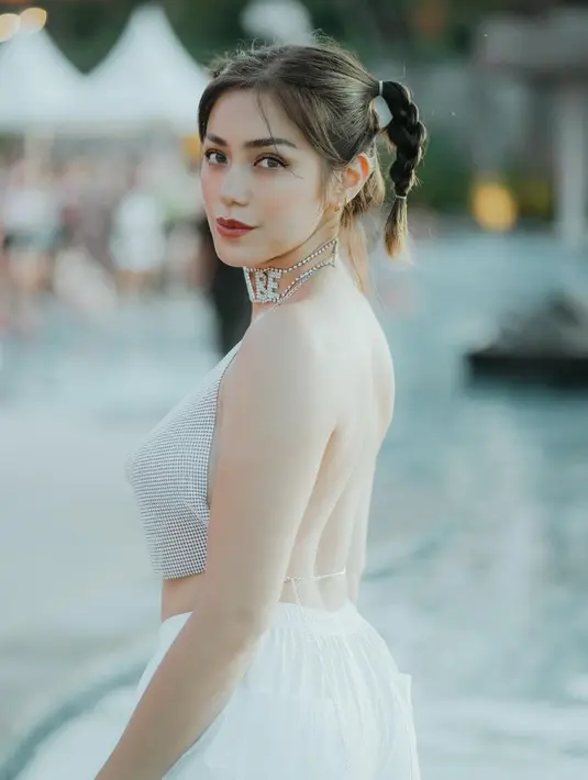 <p>Gaya Jessica Iskandar selalu menarik untuk disimak. Selain awet muda, Jessica Iskandar juga banyak dipuji tentang penampilan tubuhnya yang bak gadis. Foto: Instagram.</p>