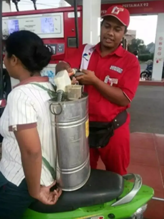 Sudah Dilarang, Ini 7 Potret Orang Beli Bensin Pakai Wadah Nyeleneh Ini Kocak