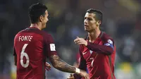 Cristiano Ronaldo (kanan) merayakan gol bersama rekannya Jose Fonte  saat melawan Andorra pada kualifikasi Piala Dunia 2018 di Municipal de Arouca stadium, Aveiro, Sabtu (8/10/2016) dini hari WIB. (AFP/Patricia De Melo Moreira)