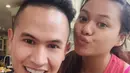 Setelah melakukan sesi yoga Aurel Hermansyah tak melewatkan kesempatan untuk foto selfie bersama pelatih yoganya. Wajah Aurel tetap nampak cantik meski tanpa make up. (via instagram/@penyogastar)